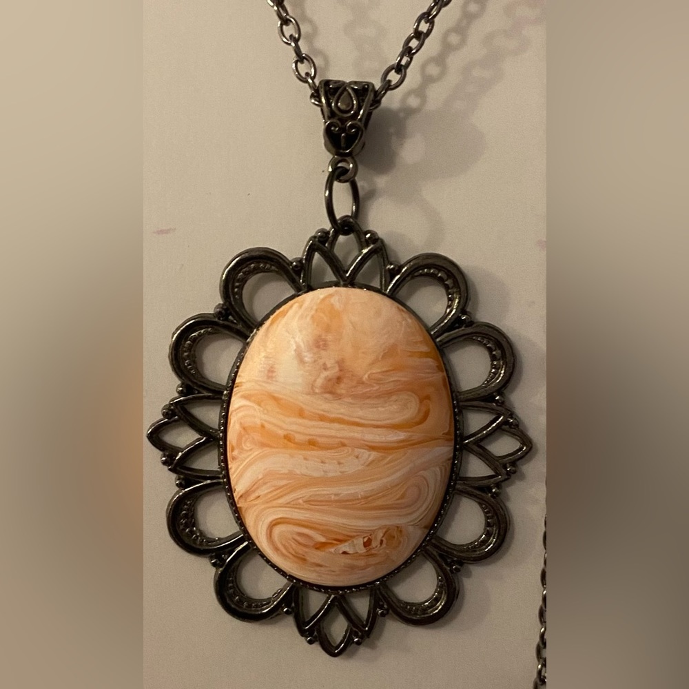 NEW Beautiful cabochon necklace
